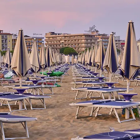 Cozy With Outdoor Pool Бібіоне