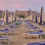 Cozy With Outdoor Pool Бібіоне
